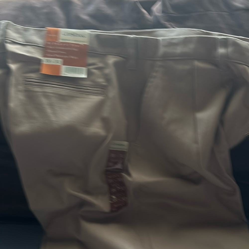 Men’s brown kaki pants..